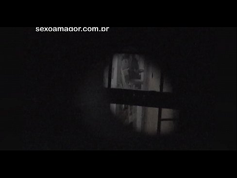 ❤️ Блонди ба таври махфӣ аз ҷониби як сайёҳи ҳамсоя, ки паси хиштҳои холӣ пинҳон шудааст, сабт мешавад ☑  Секс  дар мо