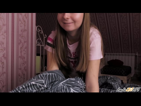 ❤️ Blondie БФФ-и худро амиқ мехӯрад ва дар даҳони худ кончатро мегирад ☑  Секс  дар мо